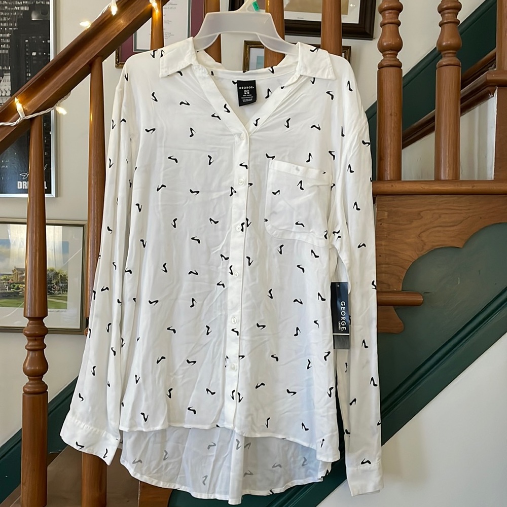 George Ladies white top with black shoes as an embellishment. Size XL.